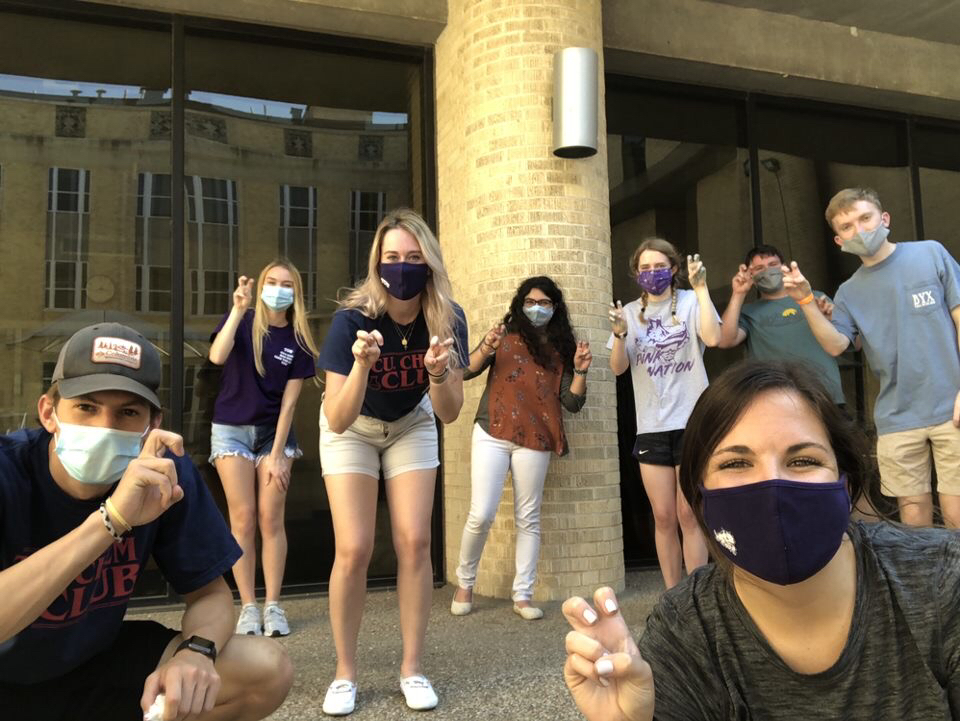 photo of chemistry students with masks and social distanced