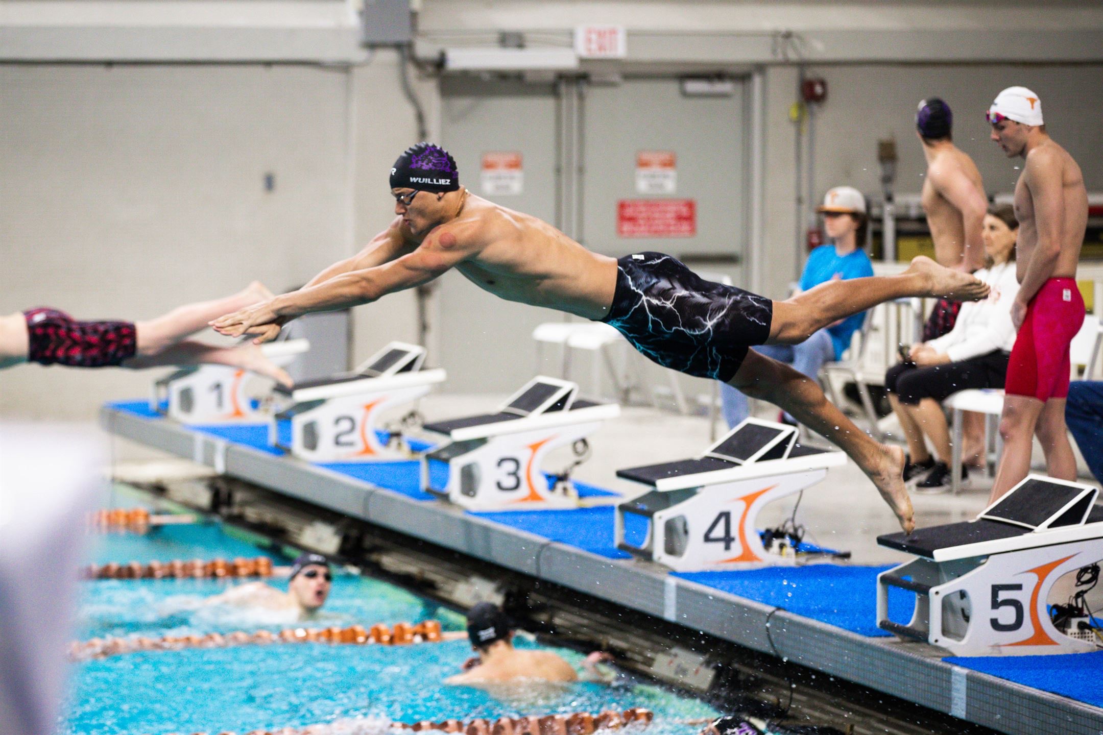 Jadon Wuilliez diving into the pool.